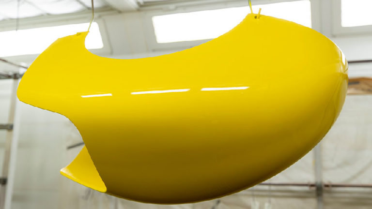 carter de protection jaune surface peinte avec de la peinture liquide